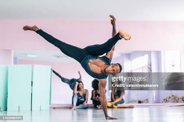 brasiliansk manlig dansare öva i studio - modern dance bildbanksfoton och bilder