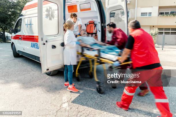 担架を押す救急救命士チーム - stretcher ストックフォトと画像