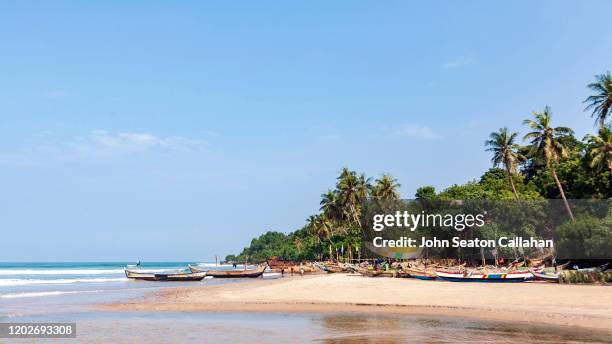 ghana, fishing village on the atlantic ocean - ghana photos et images de collection