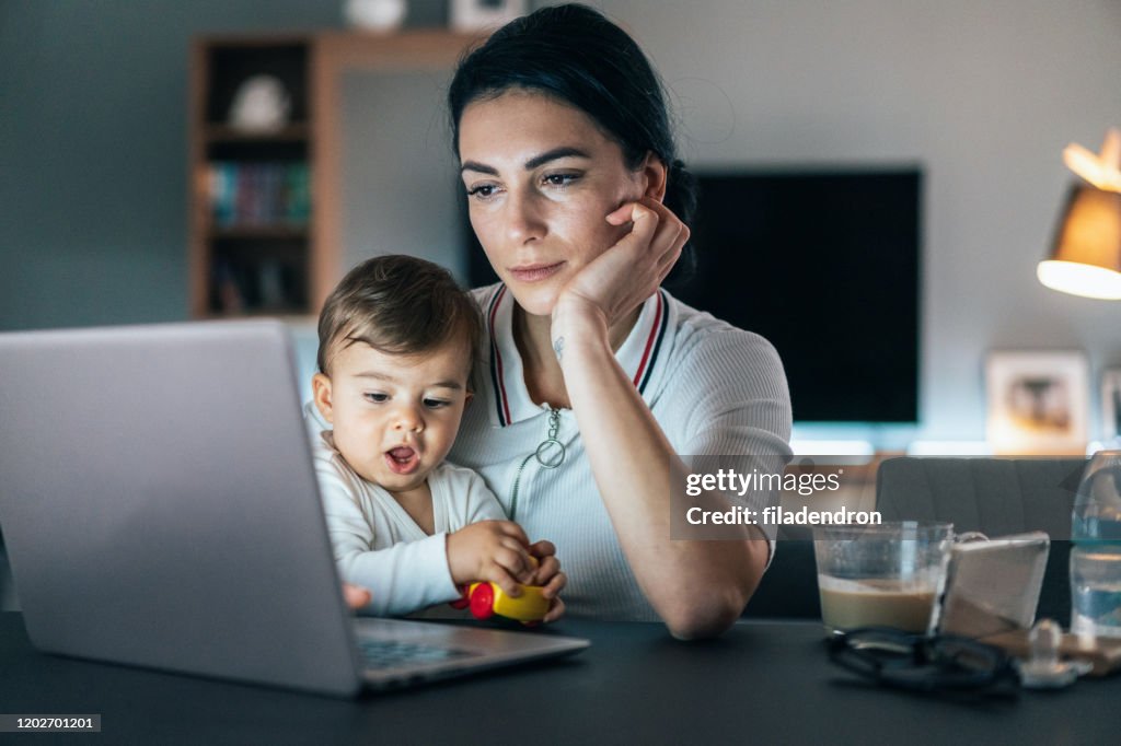 Müde arbeitende Mutter