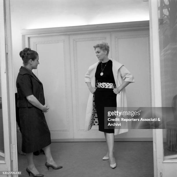 American actress Kim Novak showing a dress to Italian fashion designer Zoe Fontana - who founded the Sorelle Fontana fashion house together with her...