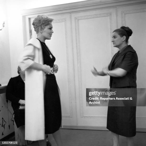 American actress Kim Novak being advised by Italian fashion designer Zoe Fontana - who founded the Sorelle Fontana fashion house together with her...