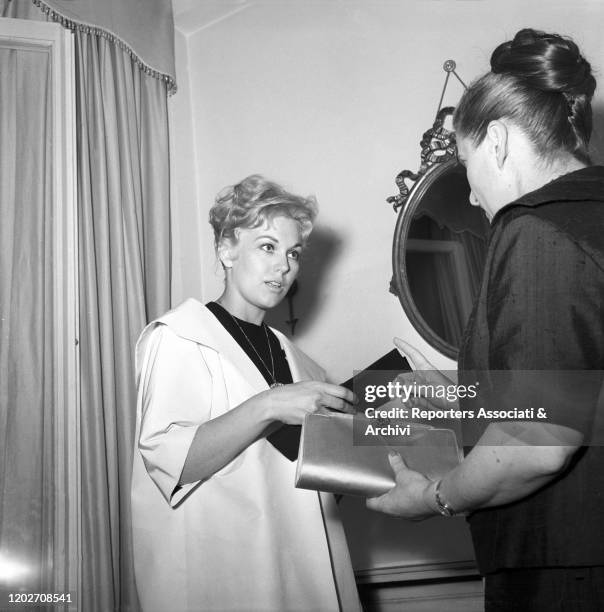 American actress Kim Novak choosing a clutch with Italian fashion designer Zoe Fontana - who founded the Sorelle Fontana fashion house together with...