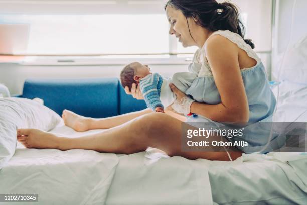 mutter mit ihrem neugeborenen baby - giving birth stock-fotos und bilder