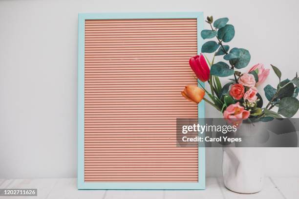 frame and flowers mockup - legno rosa foto e immagini stock
