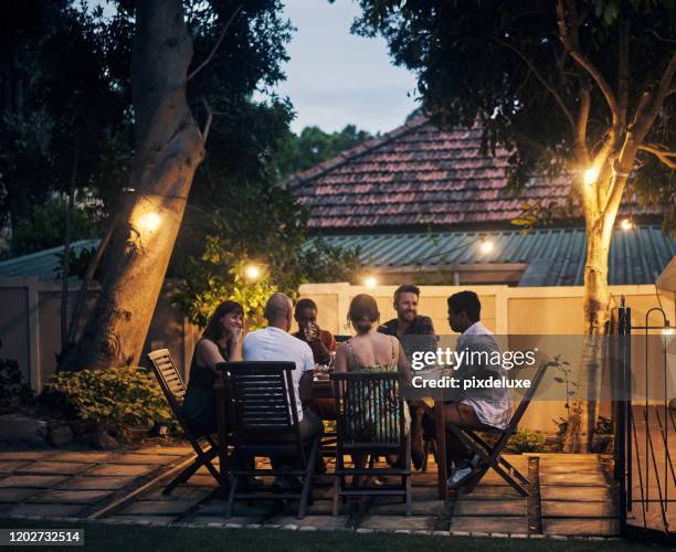 niets is beter dan eten gedeeld met vrienden - garden barbecue stockfoto's en -beelden