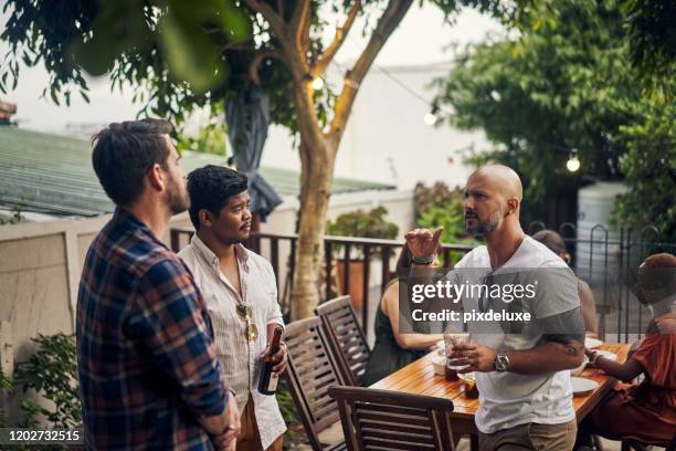 el inicio de la conversación del grupo - friends argue fotografías e imágenes de stock