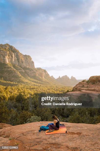 woman relaxing, schnebly hill road, sedona, arizona, united states - surprise arizona stockfoto's en -beelden