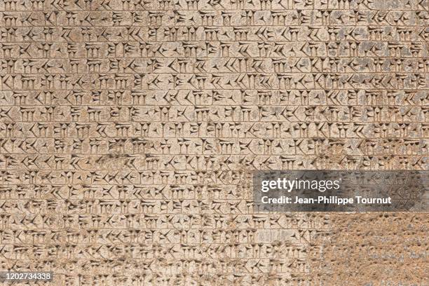 ancient cuneiform script of bisotun inscription (behistun), a message from darius the great, dating from the 5th century bc, kermanshah province, iran - 古代 ストックフォトと画像