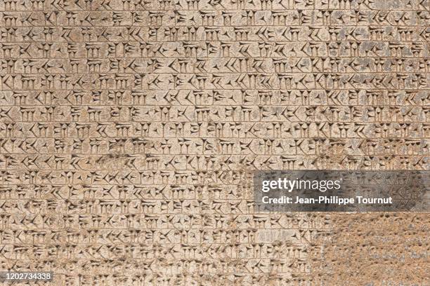 ancient cuneiform script of bisotun inscription (behistun), a message from darius the great, dating from the 5th century bc, kermanshah province, iran - niet westers schrift stockfoto's en -beelden