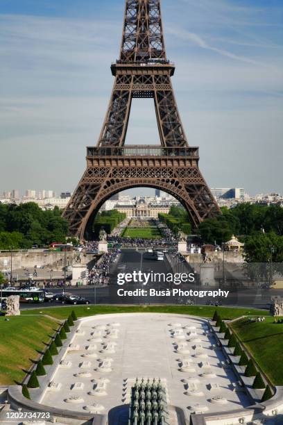 view of the eiffel tower from the esplanade du trocadero, paris, france - trocadero esplanade stock-fotos und bilder