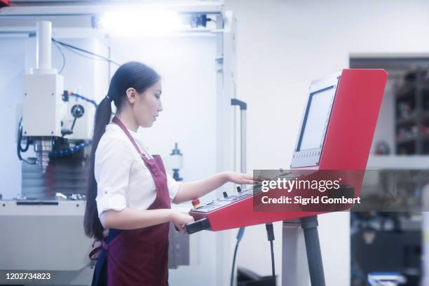 asian woman working on machinery in technical office - bata de laboratório - fotografias e filmes do acervo