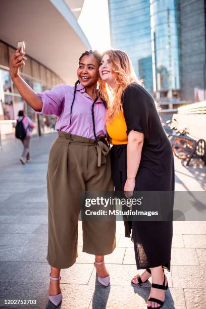 selfie-zeit. - chubby girl stock-fotos und bilder
