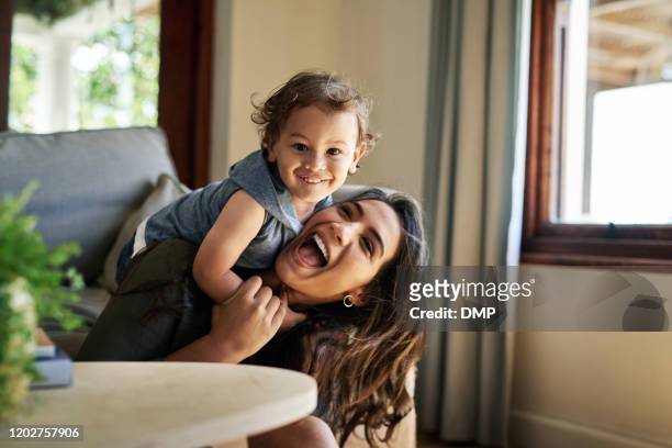 es un alma tan feliz - mother and child fotografías e imágenes de stock