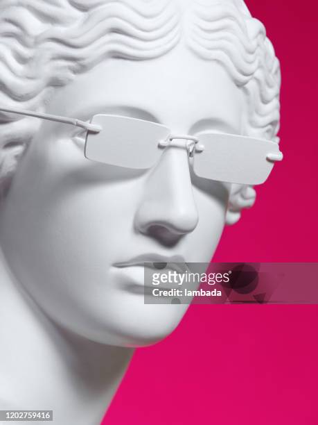 gipskopf mit sonnenbrille - malermodell stock-fotos und bilder