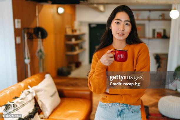 portret van modieuze jonge vrouw thuis - period cup stockfoto's en -beelden