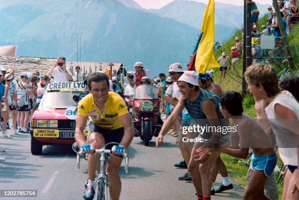 Le coureur français et maillot jaune Bernard Hinault est encouragé, le 09 juillet 1985, par le public pendant son échappée lors de la 11e étape du...