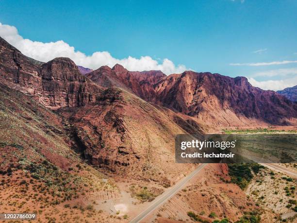 vista aerea sulle montagne rocciose rosse dell'argentina - provincia-di-salta foto e immagini stock