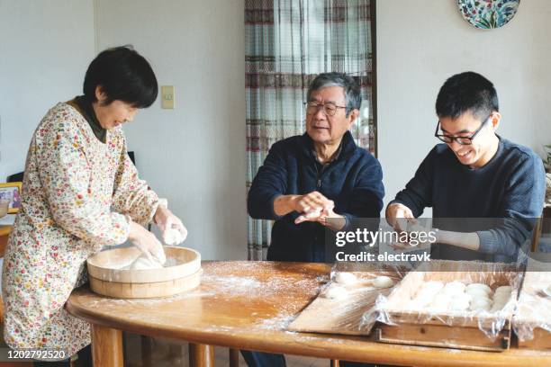 新年を前に餅を作る家族 - new year japan ストックフォトと画像