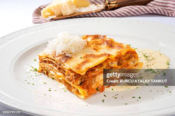 classic italian lasagna - lasagna stockfoto's en -beelden