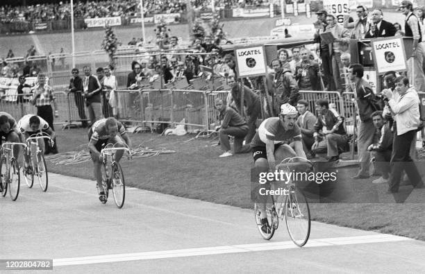 Le coureur cycliste français Bernard Thévenet remporte, le 22 juillet 1973 sur la piste municipale de Vincennes, la 20e et dernière étape du Tour de...