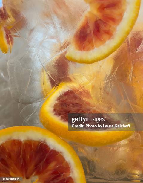 blood oranges - bloedsinaasappel stockfoto's en -beelden
