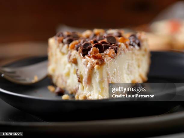 käsekuchen mit walnüssen, schokolade und butterscotch chips - walnuss stock-fotos und bilder