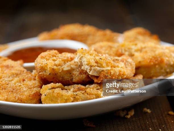 vegan, meatless-plant based protein chicken strips met een seven grain coating en friet - chicken fingers stockfoto's en -beelden