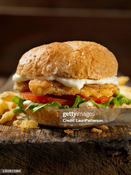 vegan, fleischlos-pflanzenbasiert protein chicken strip burger auf einem vollkornbrötchen mit salattomate - mayonnaise stock-fotos und bilder