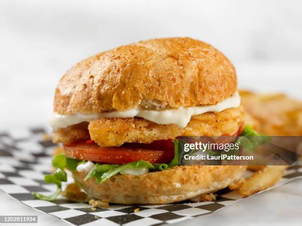 vegan, meatless-plant based protein chicken strip burger op een volkoren broodje met sla tomaat - chicken fingers stockfoto's en -beelden