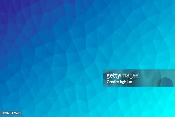 polygon-mosaik mit blauem farbverlauf - abstrakte geometrische hintergrund - low poly - dreieck stock-grafiken, -clipart, -cartoons und -symbole