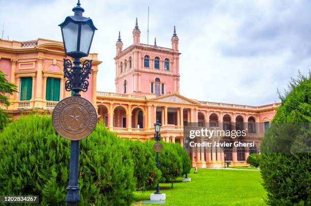 vista exterior del palacio de los lópez (palacio de gobierno). asunción, paraguay. - asunción stock pictures, royalty-free photos & images