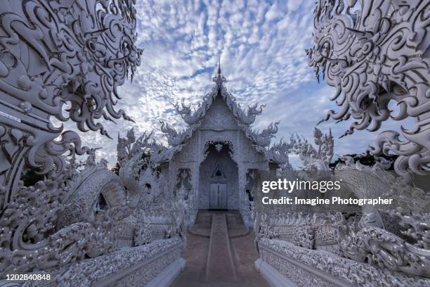 wat rong khun, the most beautiful white temple in thailand, chiang rai province. - chiang mai province stock-fotos und bilder