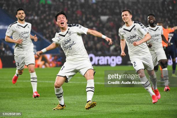 Ui-Jo HWANG of Bordeaux celebrates his goal during the Ligue 1 match between Paris Saint-Germain and Girondins Bordeaux at Parc des Princes on...