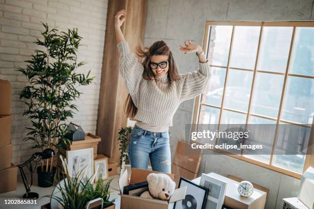 i'm tan feliz en nuevo apartamento - arrendatario fotografías e imágenes de stock