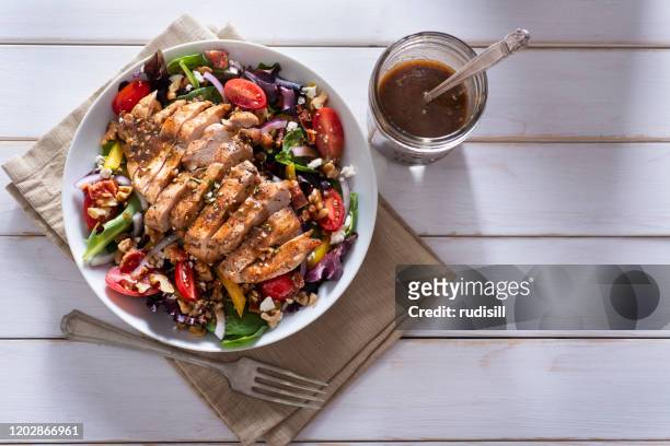 salat mit huhn - grilled chicken stock-fotos und bilder