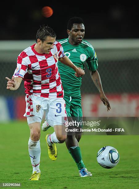 Dejan Glavica of Croatia battles with Terna Suswan of Nigeria during the FIFA U-20 World Cup Group D match between Croatia and Nigeria at the Estadio...
