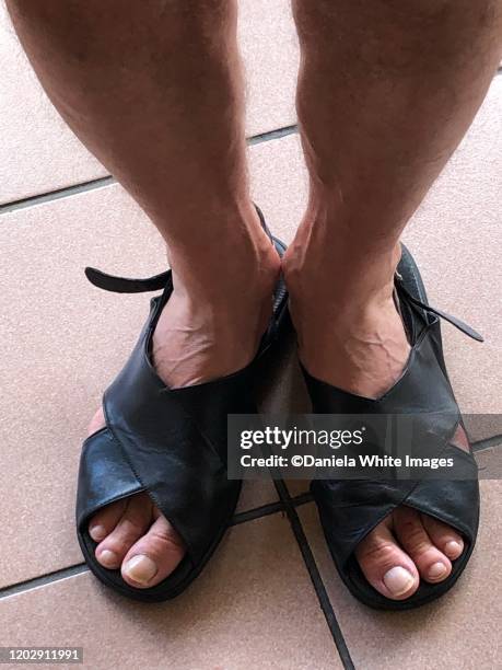 male legs and feet with sandals - black male feet fotografías e imágenes de stock