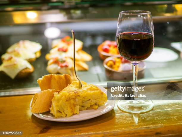 spanish omelette and red wine glass - pinchos stock-fotos und bilder