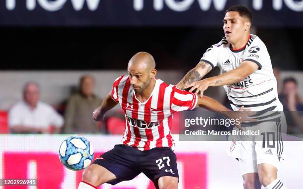 Javier Mascherano of Estudiantes and Juan Quintero of River Plate fight for the ball during a match between Estudiantes and River Plate as part of...