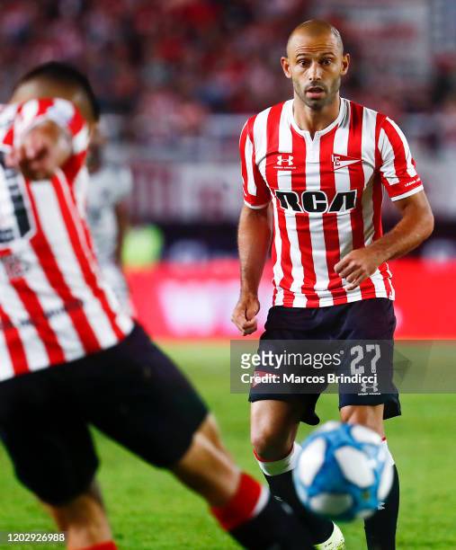 Javier Mascherano of Estudiantes watches as teammate Juan Fuentes kicks the ball during a match between Estudiantes and River Plate as part of...