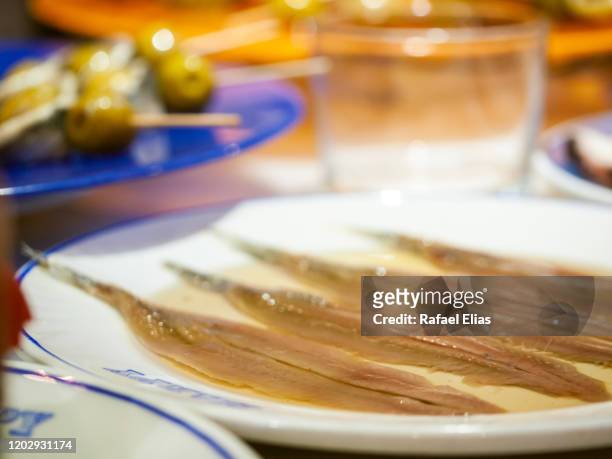 anchovies with olive oil and vinegar - anchova imagens e fotografias de stock