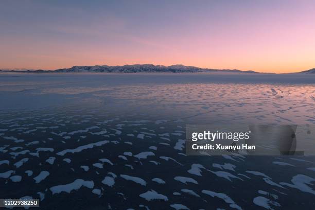 the beautiful landscape of frozen lake in winter - han river imagens e fotografias de stock