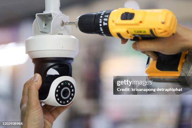 repair cctv concept,cctv,camera,ip camera - alarma de seguridad fotografías e imágenes de stock