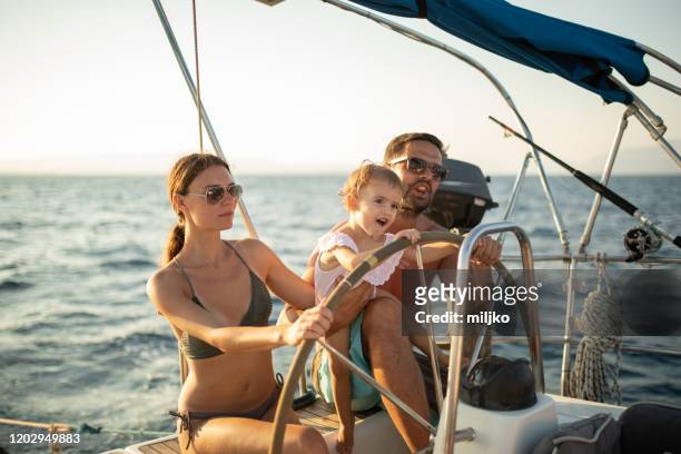 famille avec la chéri appréciant la voile - sailing greece photos et images de collection