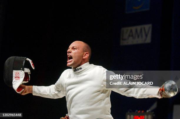 Le français Hugues Obry jubile, le 30 juin 2003 au palais des congrès de Bourges, lors de la finale de l'épée messieurs par équipes des championnats...