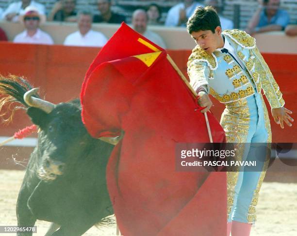 Le matador français Sébastien Castella fait une passe �à la muleta face un taureau Torrestrella de Don Alvaro Domecq, le 28 juin 2003 à Fenouillet,...
