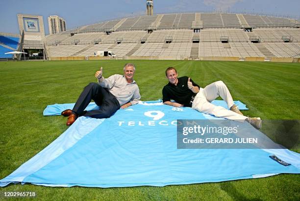 Les anciens joueurs de l'Olympique de Marseille, Jean-Pierre Papin et Josip Skoblar présentent le nouveau maillot de l'OM pour la saison 2003-2004,...