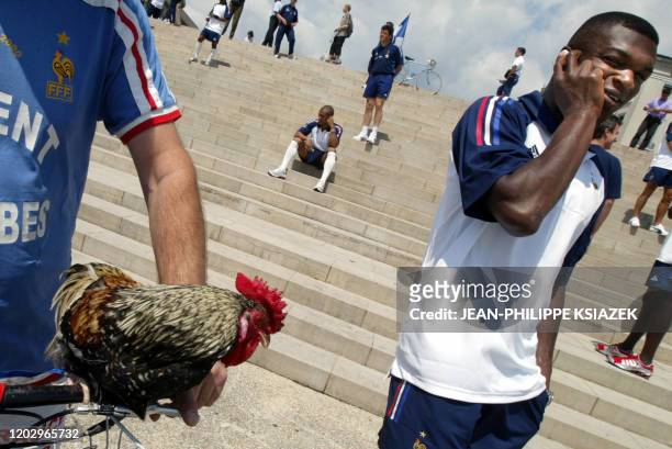 Le capitaine de l'équipe de France de football Marcel Desailly téléphone, le 18 juin 2003 sur les berges du Rhône à Lyon, avant la rencontre...