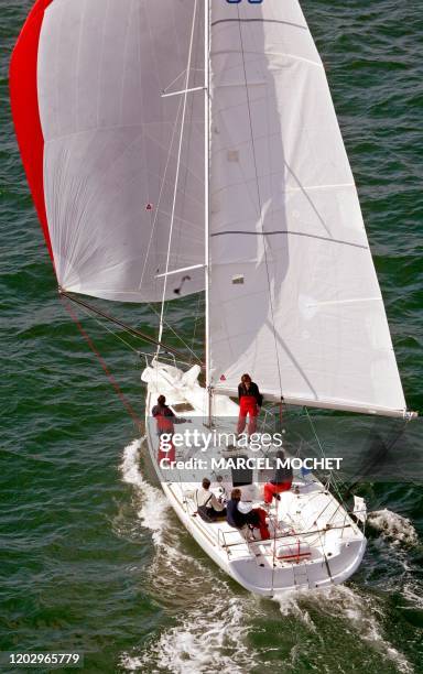 Vue aérienne prise le 19 Avril 2003 au large de la Trinité-sur-Mer du nouveau voilier monotype de la classe "Figaro" qui équipera prochainement la...